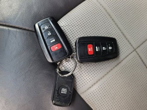 Used 2018 Toyota Camry XLE image 32