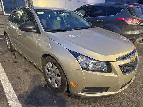 Used 2013 Chevrolet Cruze LS image 3
