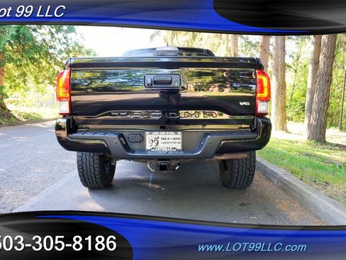 Used 2017 Toyota Tacoma TRD Off-Road w/ Premium & Technology Package AWD/4WD image 9