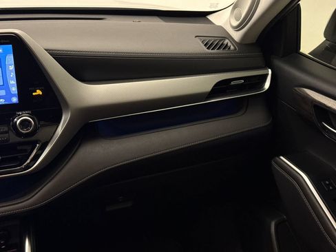 Used 2020 Toyota Highlander Platinum FWD image 16
