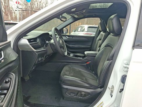 Certified 2023 Jeep Grand Cherokee L Laredo image 11