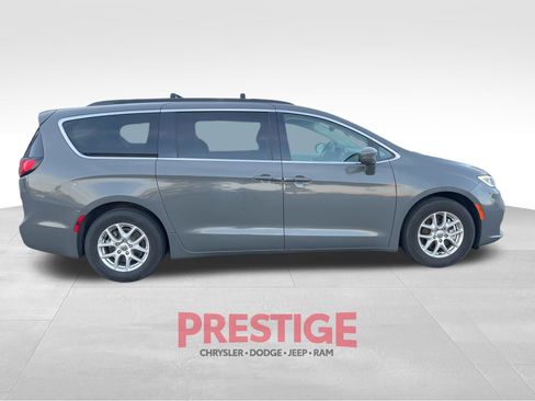 Used 2022 Chrysler Pacifica Touring-L FWD image 4