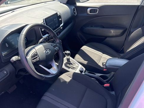 Used 2025 Hyundai Venue SEL image 19