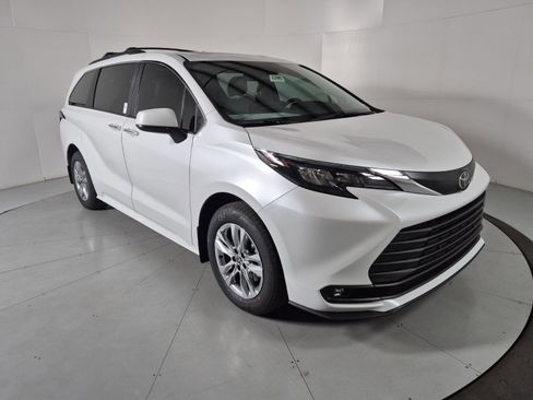 New 2026 Toyota Sienna XLE image 7