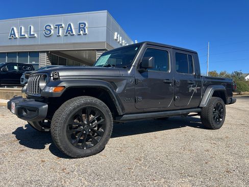 Used 2024 Jeep Gladiator Sport image 2