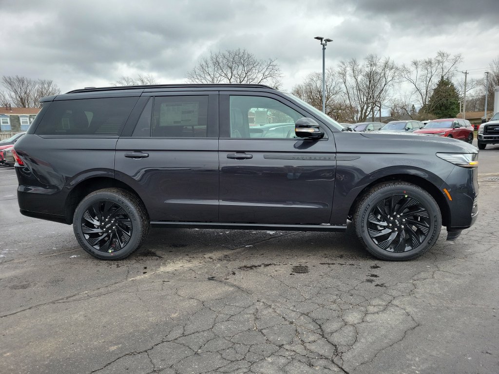 New 2026 Lincoln Navigator Reserve w/ Jet Appearance Package AWD/4WD image 3