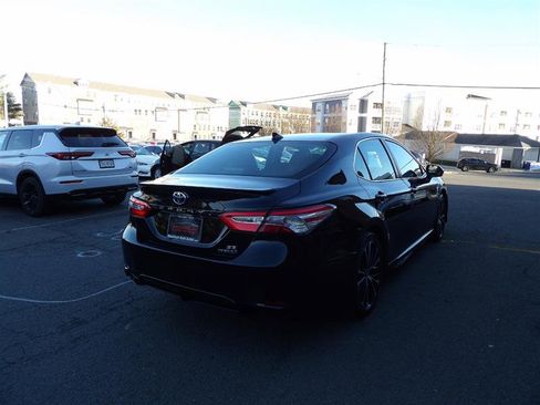 Used 2020 Toyota Camry SE w/ Sunroof Package image 6