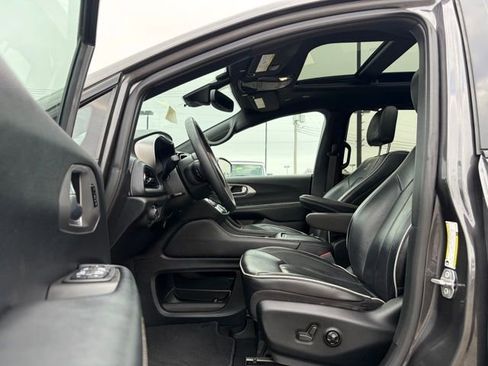 Used 2022 Chrysler Pacifica Limited w/ Uconnect Theater Family Group FWD image 9
