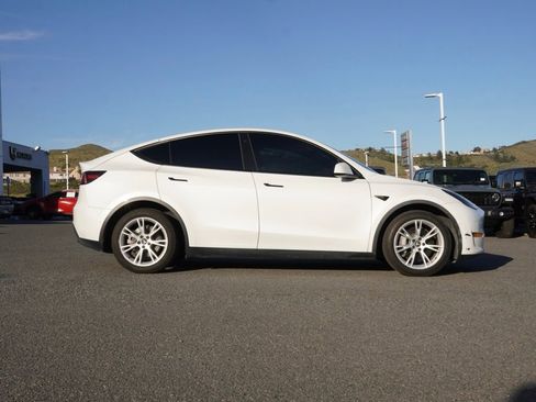 Used 2022 Tesla Model Y Long Range image 3