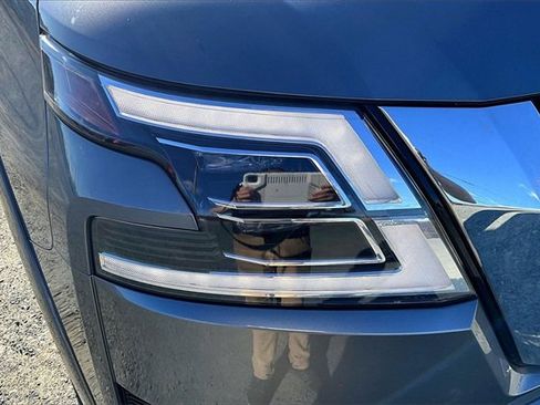Used 2023 Nissan Armada SL w/ Captain's Chairs Package image 30