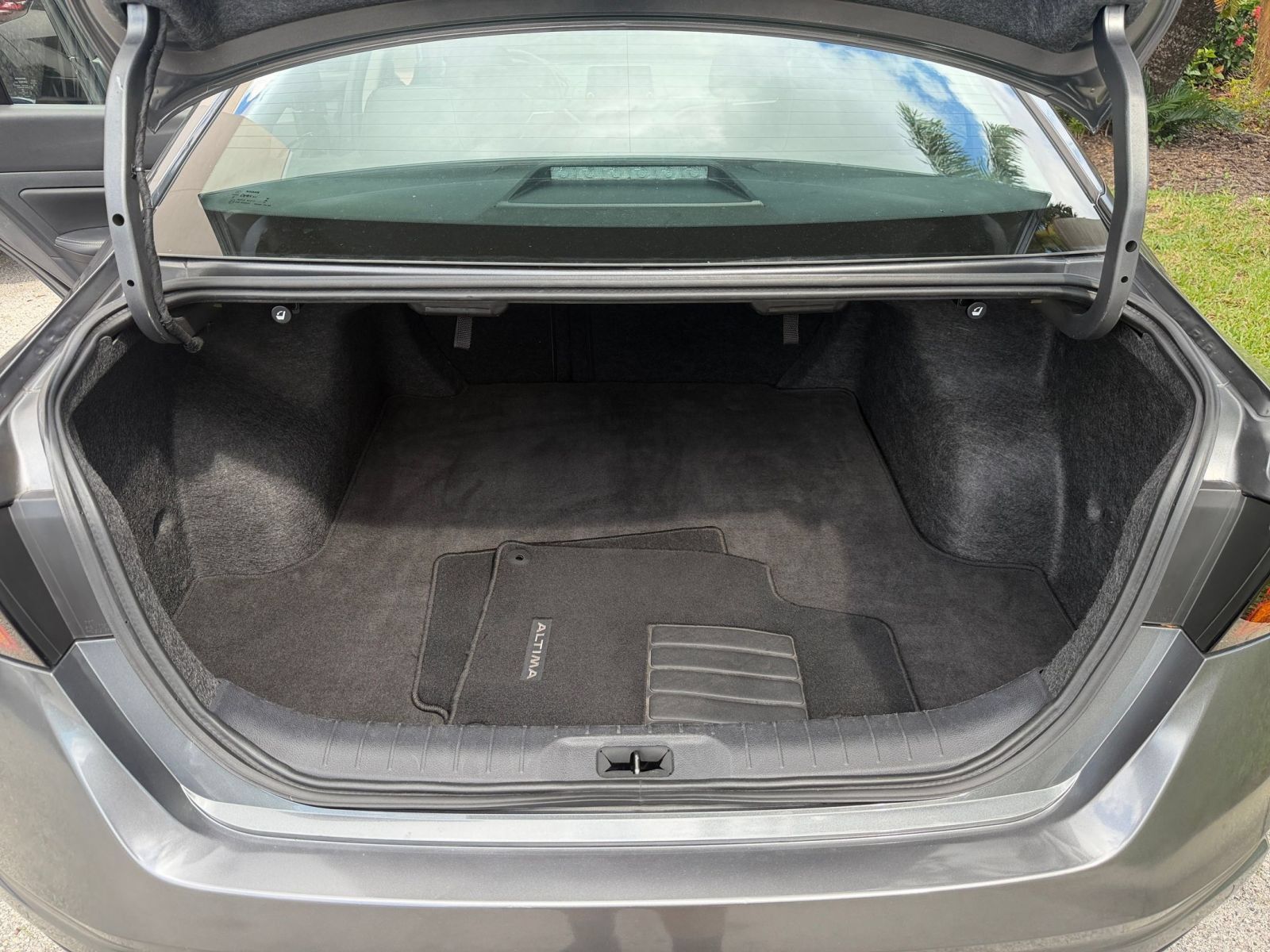Used 2025 Nissan Altima 2.5 SV FWD image 25