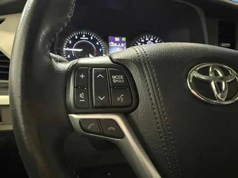 Used 2018 Toyota Sienna XLE w/ XLE Navigation Package FWD image 17