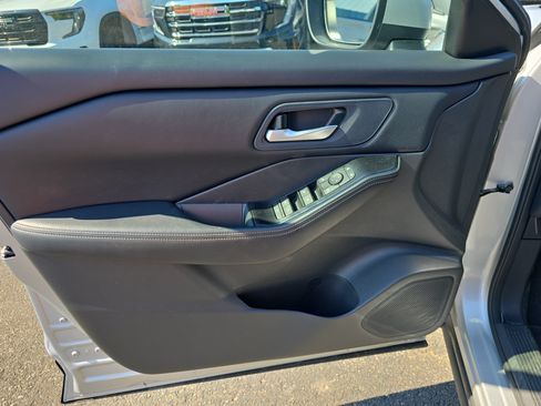 Used 2025 Nissan Rogue SV AWD/4WD image 16
