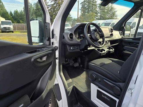 Used 2025 Mercedes-Benz Sprinter 2500 image 15