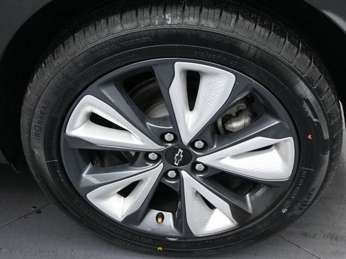 Used 2022 Chevrolet Bolt EUV LT w/ Convenience Package image 41