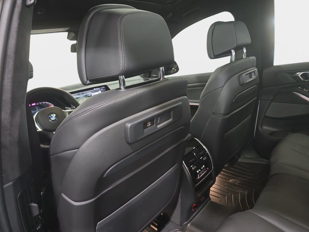 Used 2022 BMW X7 xDrive40i w/ M Sport Package AWD/4WD image 10