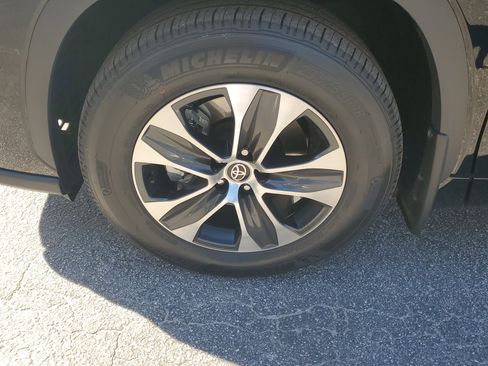 Used 2026 Toyota Highlander XLE image 4