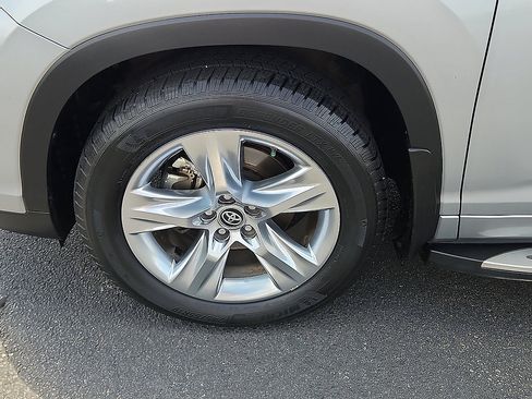 Used 2019 Toyota Highlander Limited FWD image 8