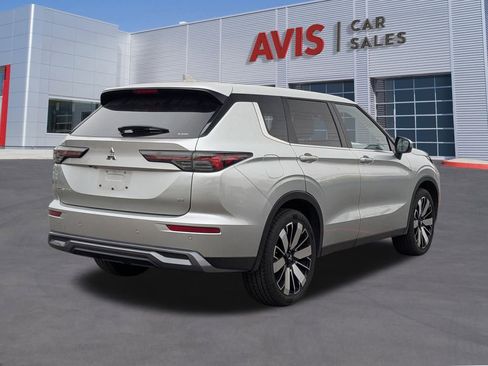 Used 2025 Mitsubishi Outlander SE image 6