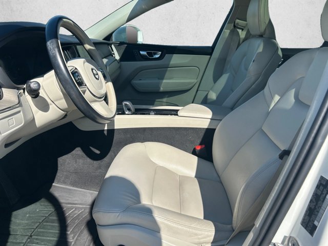 Used 2023 Volvo XC60 B5 Plus AWD/4WD image 17