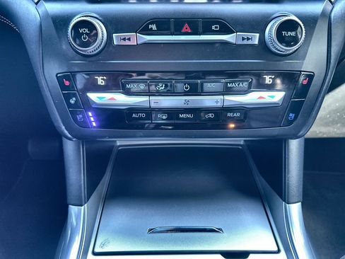 Used 2020 Ford Explorer Platinum w/ Premium Technology Package image 35