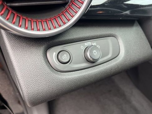 Used 2025 Chevrolet Trax RS w/ Sunroof Package image 14