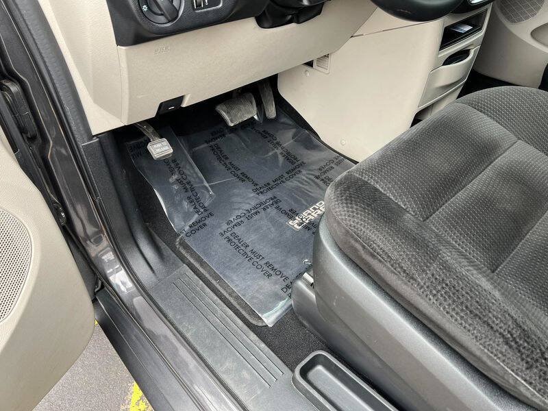 Used 2017 Dodge Grand Caravan SE FWD image 18