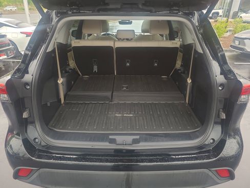 Used 2021 Toyota Highlander XLE AWD/4WD image 33