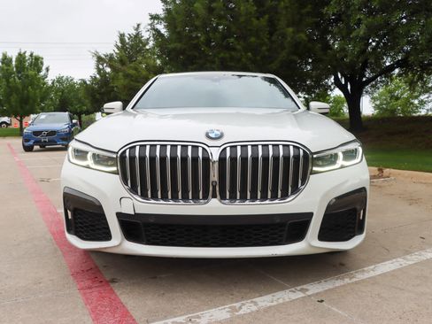 Used 2020 BMW 740i w/ M Sport Package image 2