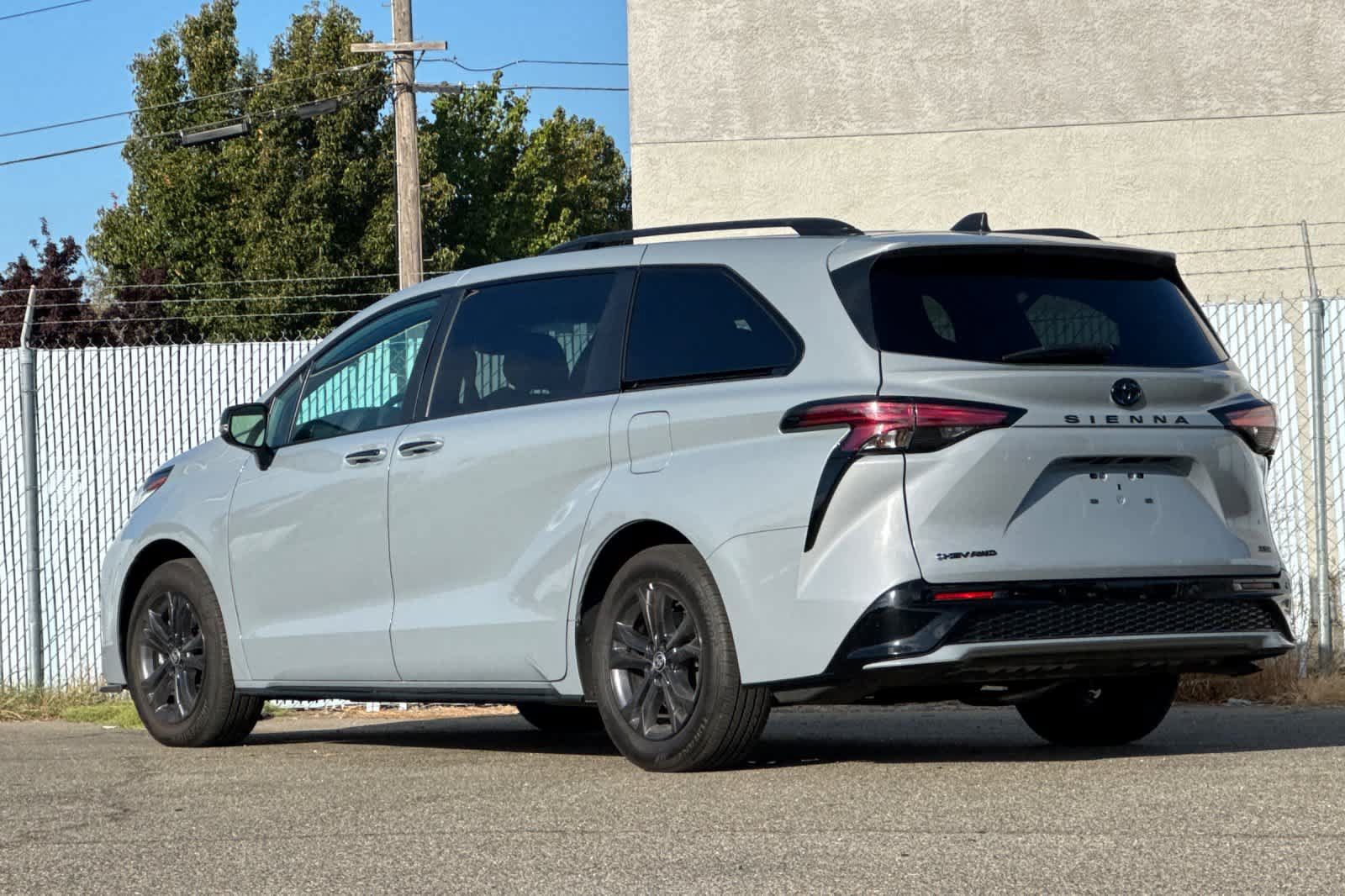 Used 2025 Toyota Sienna XSE w/ XSE Premium Package AWD/4WD image 5