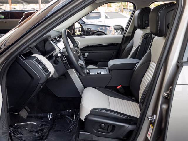 Used 2025 Land Rover Discovery S AWD/4WD image 13