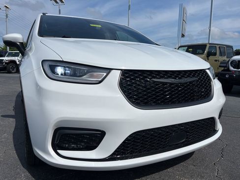 Used 2023 Chrysler Pacifica Touring-L w/ S Appearance Package AWD/4WD image 50