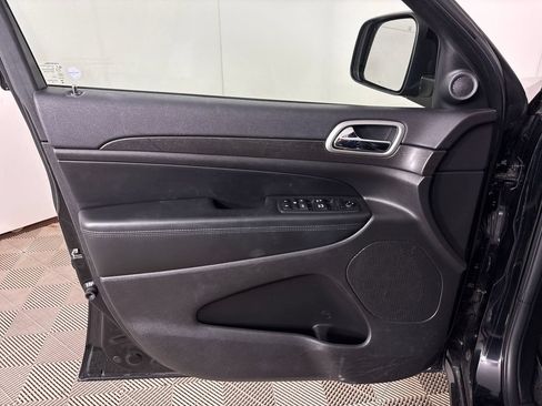 Used 2018 Jeep Grand Cherokee Altitude RWD image 16