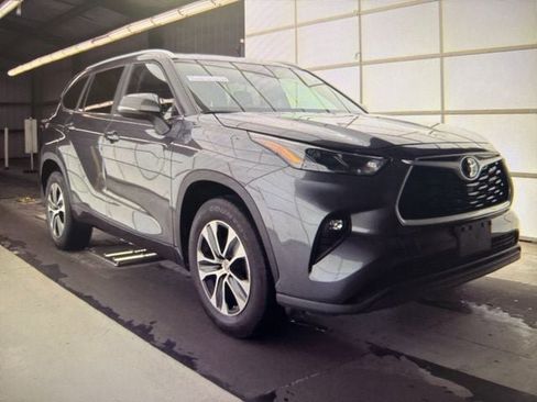 Used 2023 Toyota Highlander XLE image 1