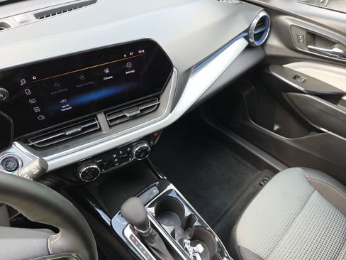 Used 2025 Chevrolet Trax LT w/ LT Convenience Package image 3