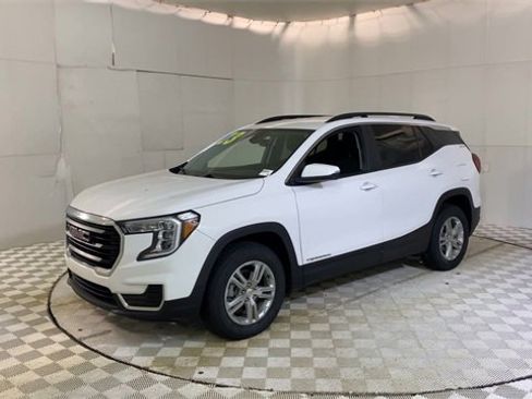 Used 2023 GMC Terrain SLE w/ Driver Convenience Package image 4