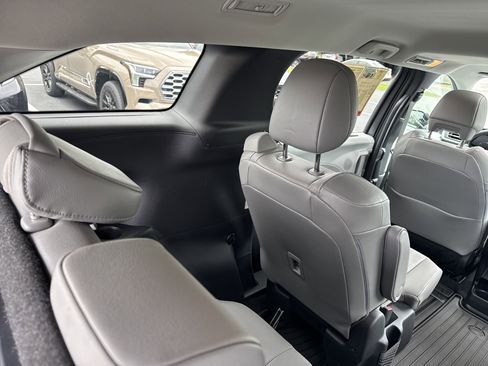 Used 2025 Toyota Sienna XLE FWD image 31