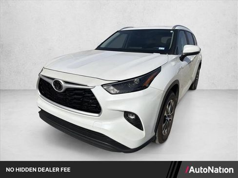Used 2024 Toyota Highlander XLE FWD image 1