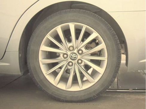 Used 2018 Toyota Avalon Limited image 25