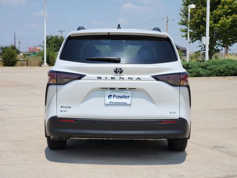 Used 2026 Toyota Sienna XLE FWD image 6