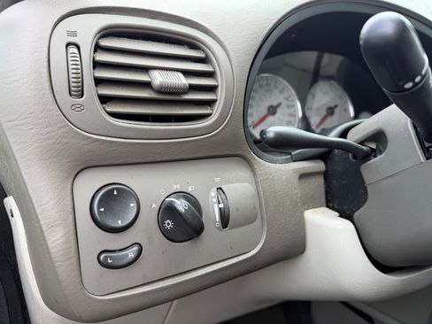 Used 2007 Chrysler Town & Country Limited FWD image 23