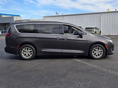 Used 2020 Chrysler Pacifica Touring-L image 2