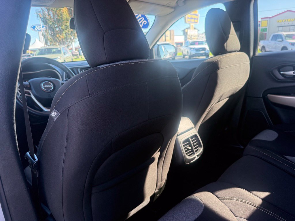 Used 2018 Jeep Cherokee Latitude w/ Safety Group AWD/4WD image 38