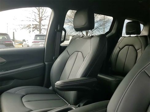 New 2026 Chrysler Pacifica Select image 31