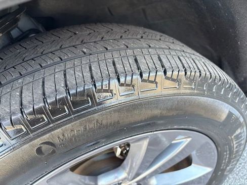 Used 2023 Ford Explorer XLT w/ Equipment Group 202A AWD/4WD image 28