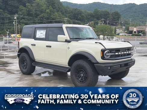New 2026 Ford Bronco Outer Banks w/ Sasquatch Package AWD/4WD image 1