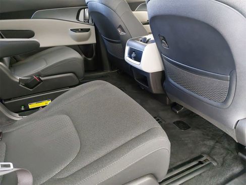 Used 2024 Kia Carnival LX image 11