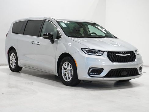 Certified 2024 Chrysler Pacifica Touring-L image 4