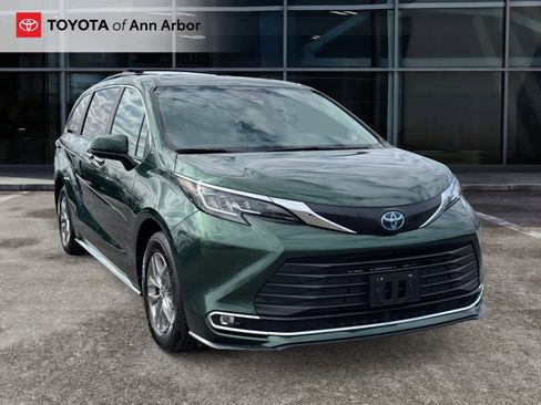 Used 2023 Toyota Sienna XLE w/ XLE Plus Package image 1