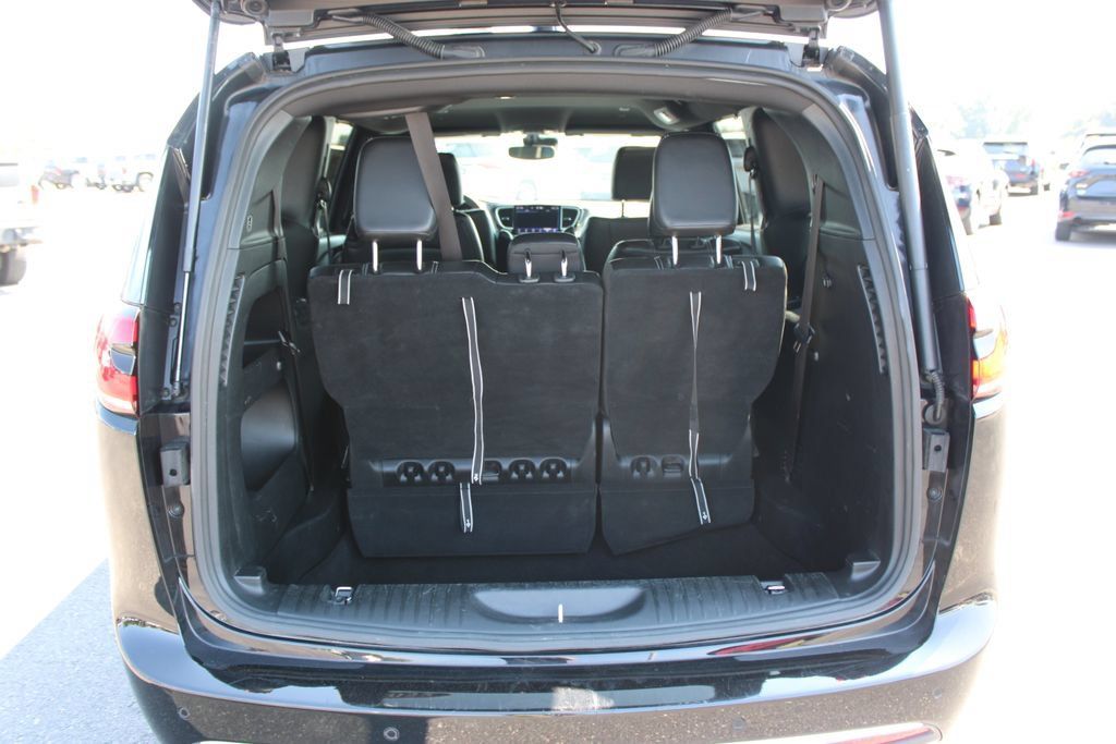 Used 2025 Chrysler Pacifica Select FWD image 16